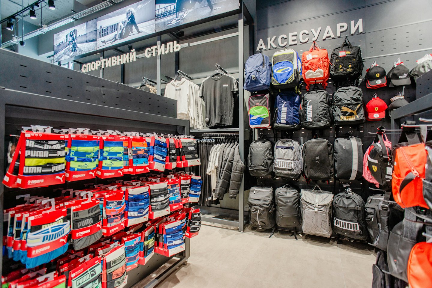 Estantes de tienda de ropa deportiva repletos de ropa y accesorios.